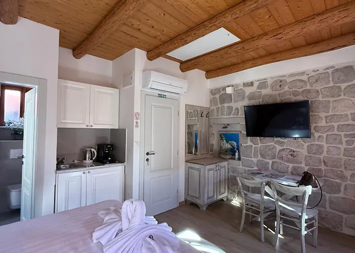 Dubrovnik Throne Suite IV